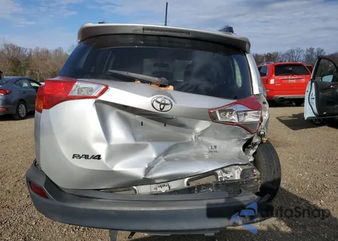 2015 Toyota Rav4 Le z USA, uszkodzony, nr VIN JTMBFREV5FD133483